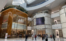 海南免税城购物狂欢：珠宝大促销引消费者抢购，五千优惠助力“被买空”盛况