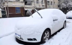 南京车主雪天惊险开上墙，车辆悬空惊魂一幕！