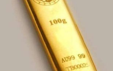 男子刚卖500克金条又买了200克