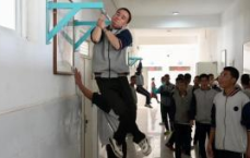 “校园走廊变身健身乐园：新疆中学创新打造学生健康生活新空间”