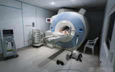 保洁员发现男子被遗忘核磁共振机